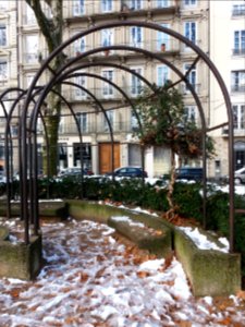 Lyon 6e - Place Maréchal Lyautey - Aire de jeux - Pergola avec son dernier végétal