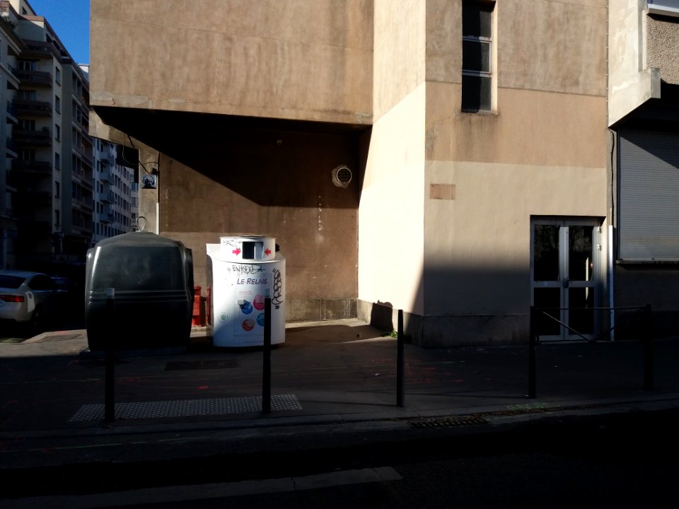 Lyon 6e - Rue Cuvier, plaque manquante, sur la place Jacques Elmaleh