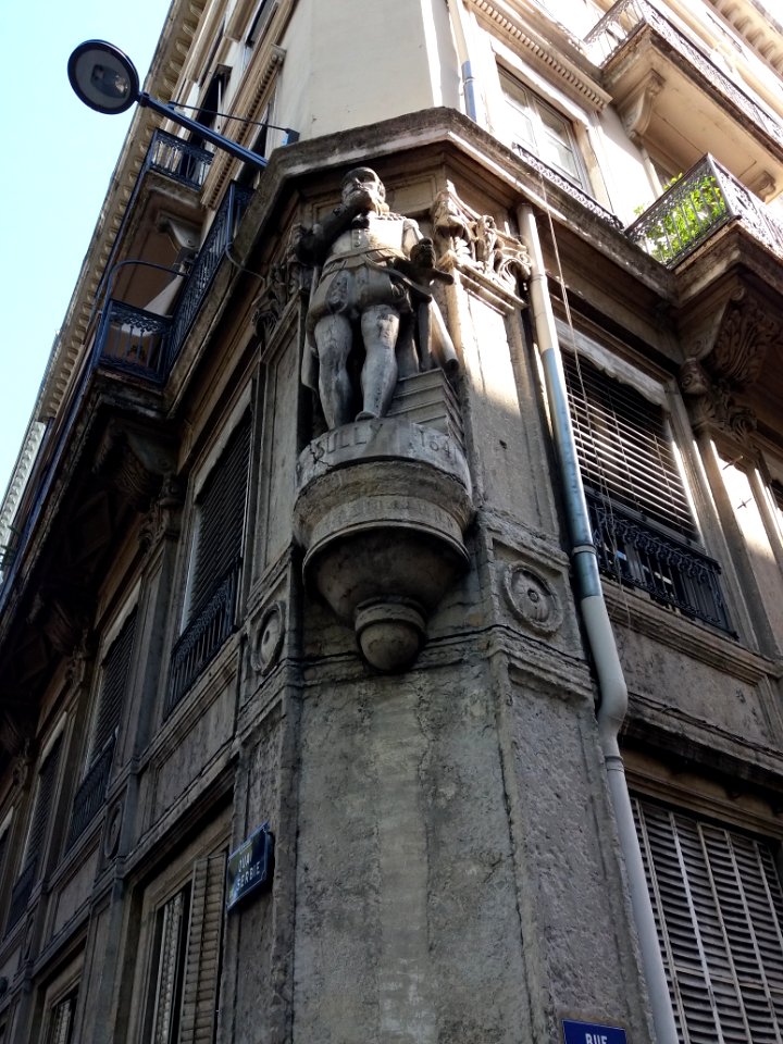 Lyon 6e - Quai de Sebie, statue de Sully vue d'en-dessous
