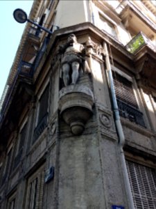 Lyon 6e - Quai de Sebie, statue de Sully vue d'en-dessous