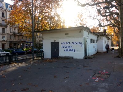Lyon 6e - Quai Général Sarrail - Bâtiment avec graffiti Police floutée justice aveugle
