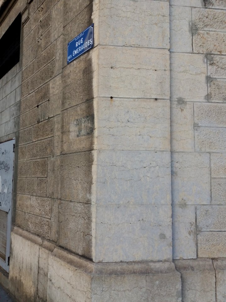 Lyon 6e - Place Jules Ferry, plaque manquante à l'angle avec la rue des Émeraudes