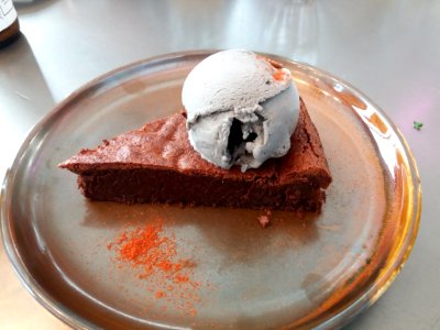 Lyon 7e - Restaurant Boleh Lah - Gâteau choco-piment avec glace au sésame noir