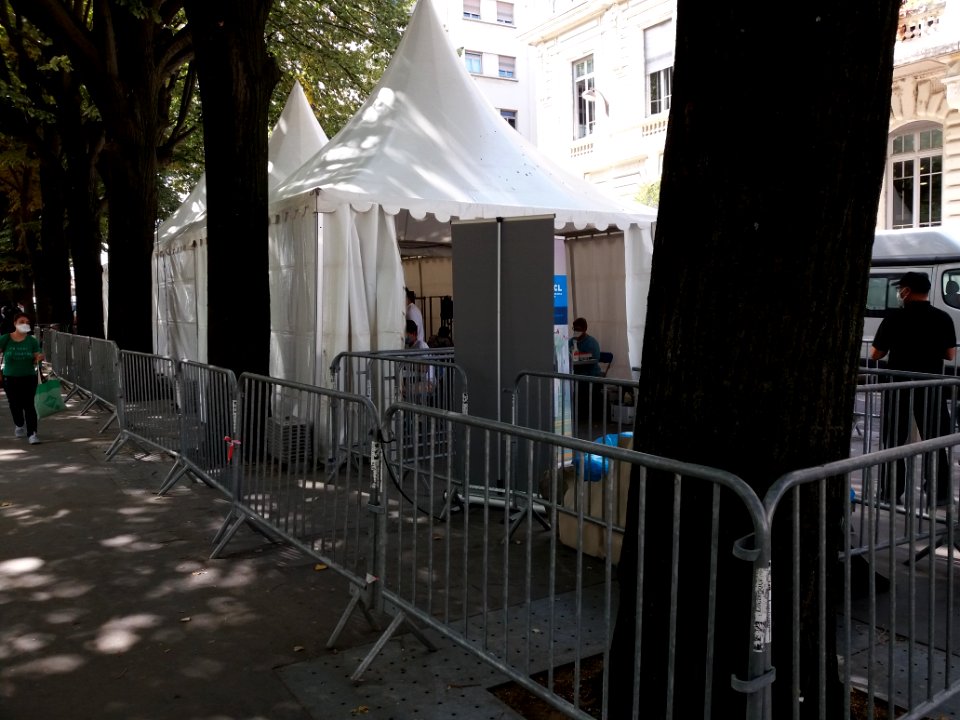 Lyon 7e - Place Jean Macé - Tente pour le dépistage gratuit Covid-19 par les HCL