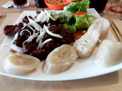 Lyon 7e - Restaurant Africana, michoui de bœuf et son accompagnement de chicouangue