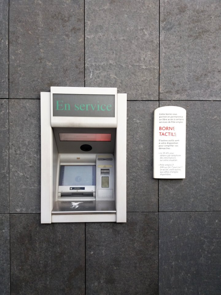 Lyon 7e - Rue André Bollier, au numéro 63, Pôle Emploi, borne tactile 7j sur 7