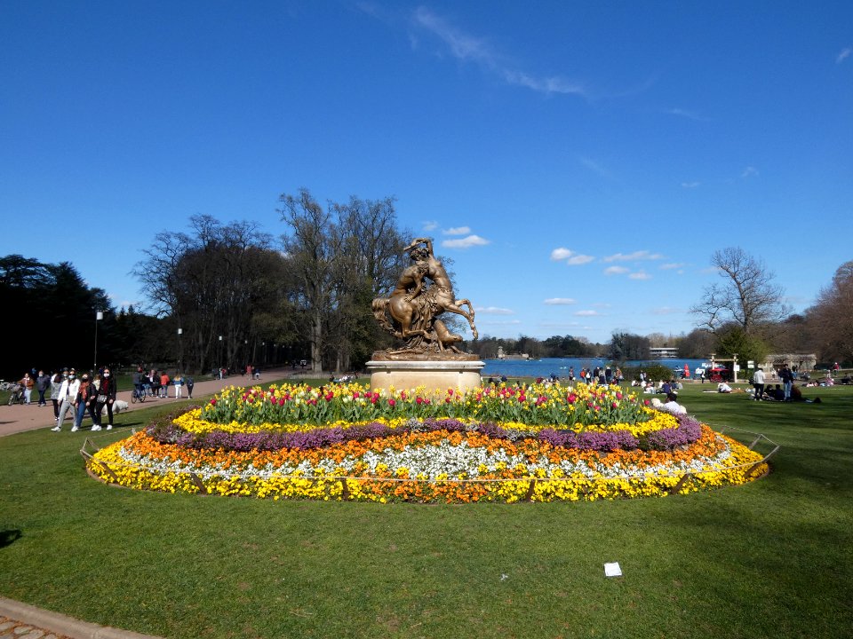 Lyon 6e - Parc de la Tête d'Or - Centauresse et Faune - Entouré de tulipes et de jonquilles