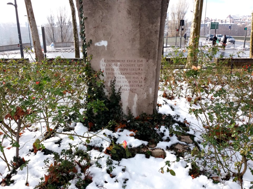 Lyon 6e - Place Maréchal Lyautey - Buste de Joseph Serlin - Inscription à l'arrière