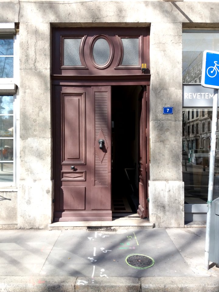 Lyon 6e - Place Maréchal Lyautey, porte au numéro 7