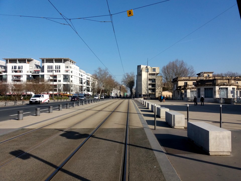 Lyon 7e - Avenue Debourg, voies des tramways devant la halle Tony Garnier