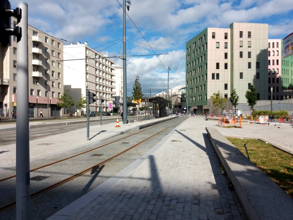 Lyon 7e - Avenue Debourg, arrêt des tramways T1 et T6, nouvelle voie