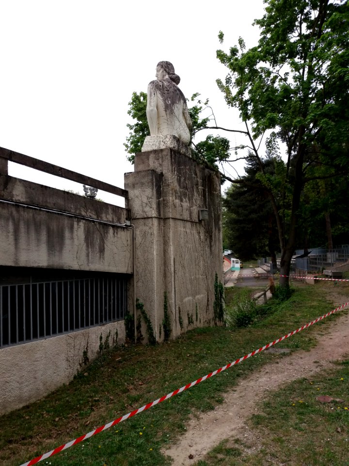 Lyon 6e - Parc de la Tête d'Or, vélodrome, statue de femme