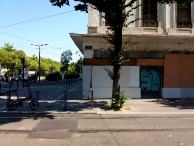 Lyon 7e - Avenue Berthelot - Plaque de cocher, à l'angle du quai Claude Bernard