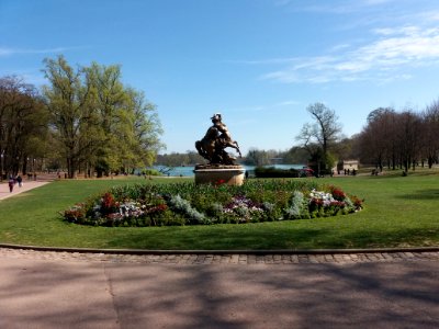 Lyon 6e - Parc de la Tête d'Or, Centauresse et Faune, dans son parterre de fleurs