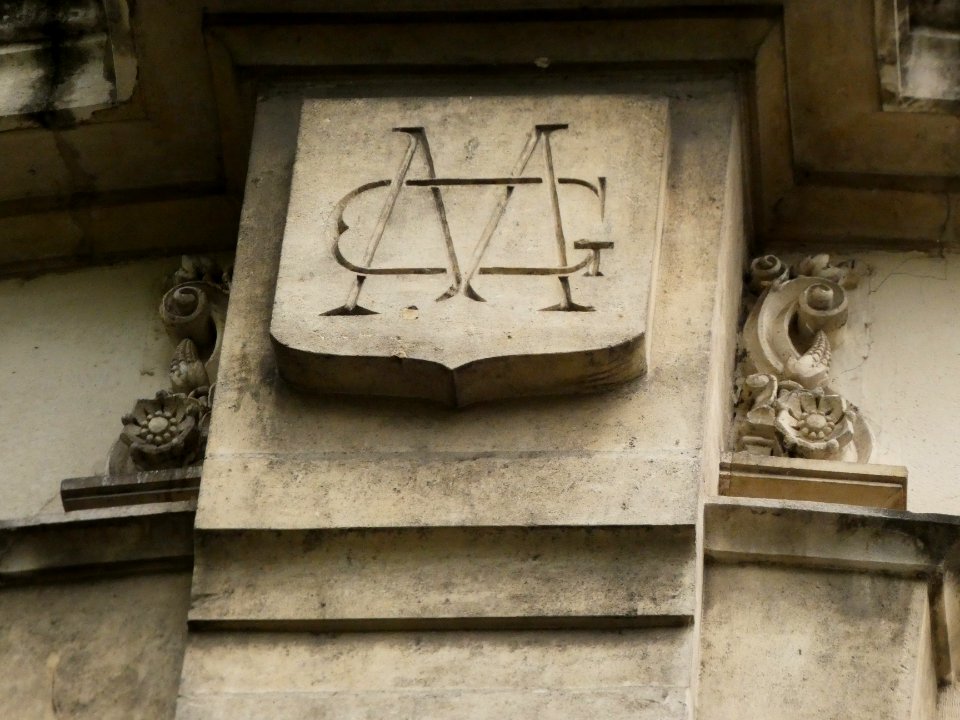 Lyon 6e - Musée Guimet - Lettres MG sur la façade