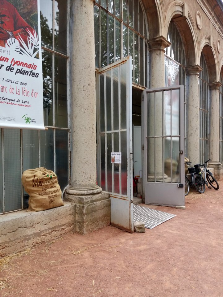 Lyon 6e - Parc de la Tête d'Or, orangerie, porte d'entrée ouverte