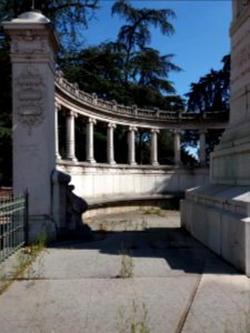 Lyon 6e - Monument des Enfants du Rhône, colonnes côté gauche