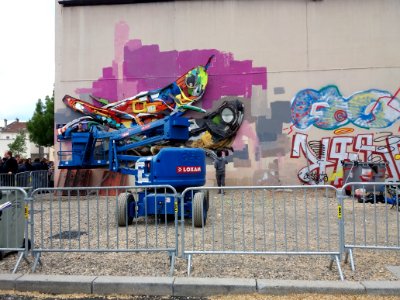 Lyon 7e - Festival Peinture Fraîche, mise en place d'une sculpture