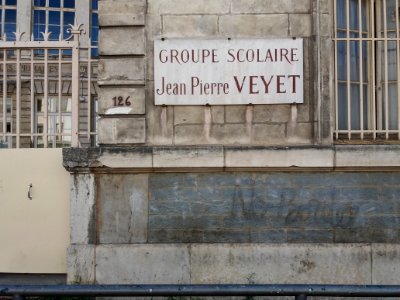 Lyon 7e - Grande rue de la Guillotière, plaque Groupe scolaire Jean Pierre Veyet