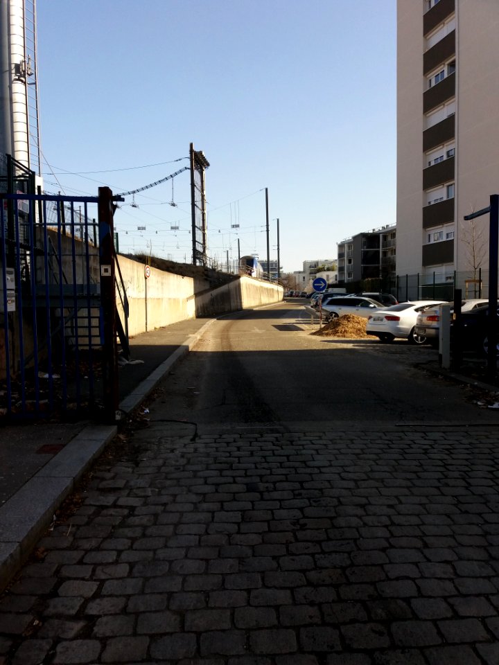 Lyon 7e - Entrée de l'allée PRS n° 1 (Poste tout Relais à transit Souple), depuis l'avenue Leclerc
