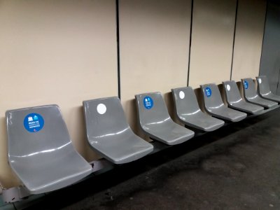 Lyon 6e - Métro ligne B - Station Brotteaux - Déconfinement 2020, étiquettes de distanciation physique sur les sièges