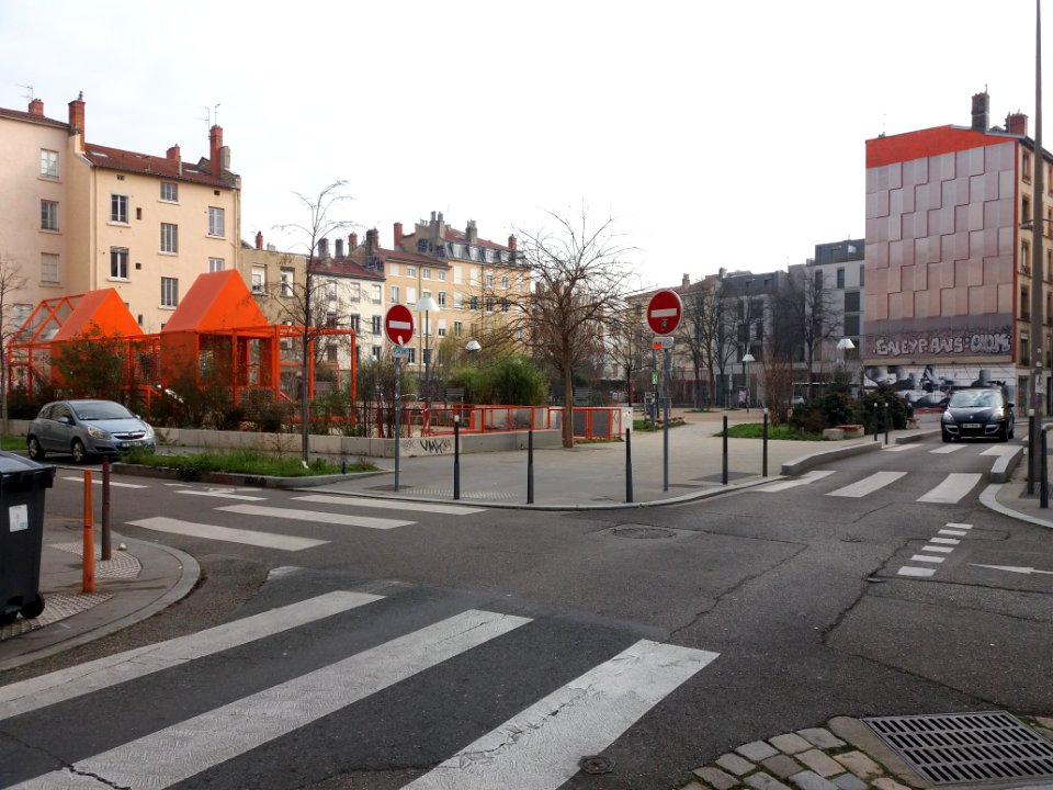 Lyon 7e - Espace Mazagran, depuis l'angle des rues Jangot et Capitaine Robert Cluzan
