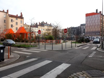 Lyon 7e - Espace Mazagran, depuis l'angle des rues Jangot et Capitaine Robert Cluzan