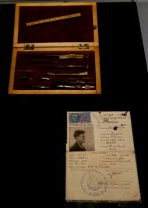 Lyon 7e - CHRD, Génération 40, boîte de compas et fausse carte d'identité d'Oscar Rosowsky (musée de Champigny-sur-Marne)