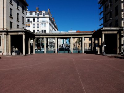 Lyon 7e - Esplanade Général Pierre Robert de Saint-Vincent, vers le nord, portail avenue Berthelot