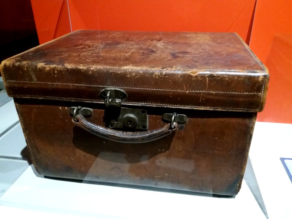 Lyon 7e - CHRD - Exposition Une étrange défaite - Valise en cuir