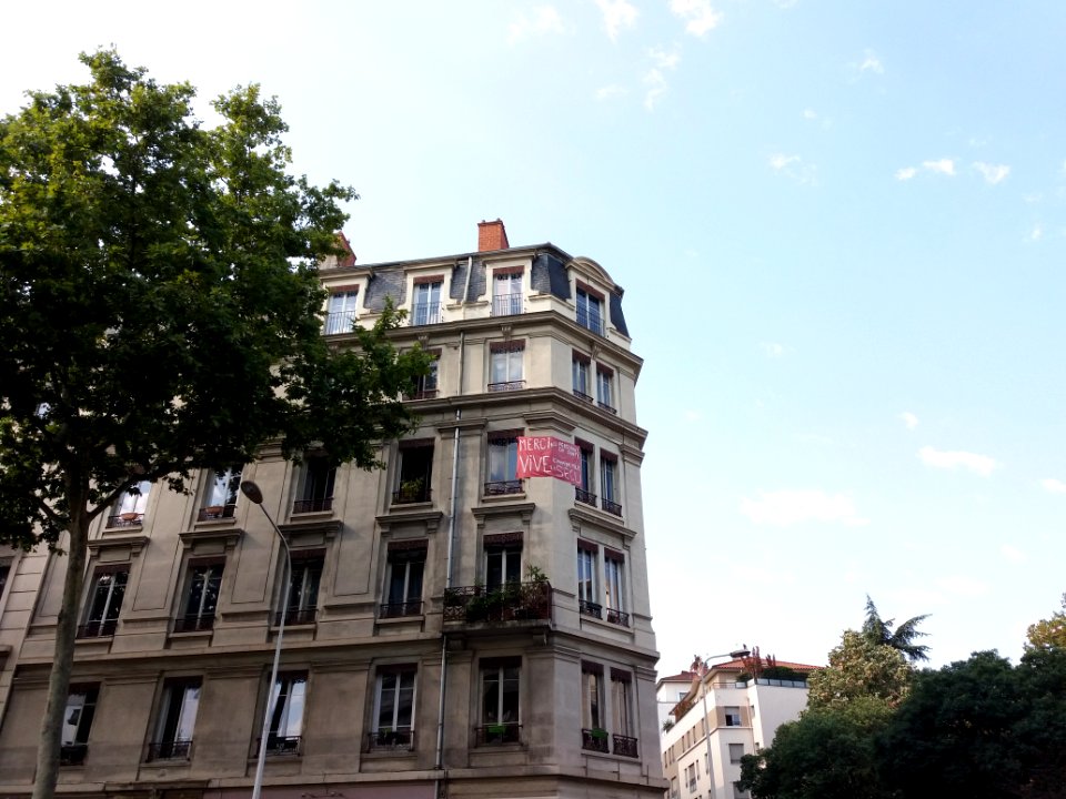 Lyon 7e - Cours Gambetta - Immeuble à l'angle de la rue Nicolaï - Pancarte Covid-19