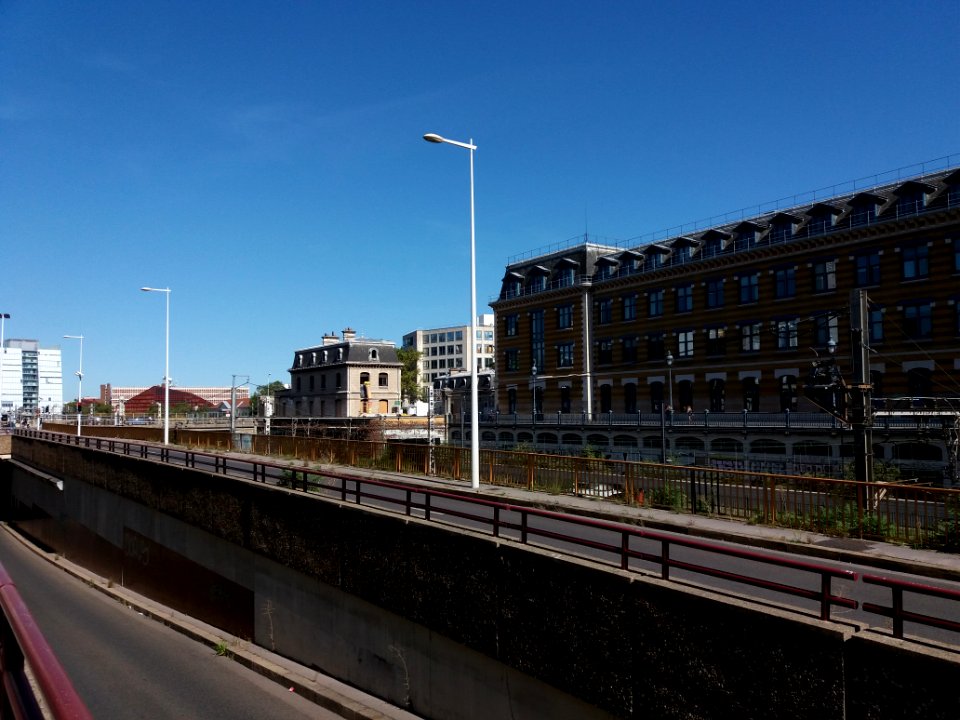 Lyon 7e - Boulevard des Tchécoslovaques, vers le nord en arrivant cours Albert Thomas, manufacture des Tabacs et sa maison du directeur