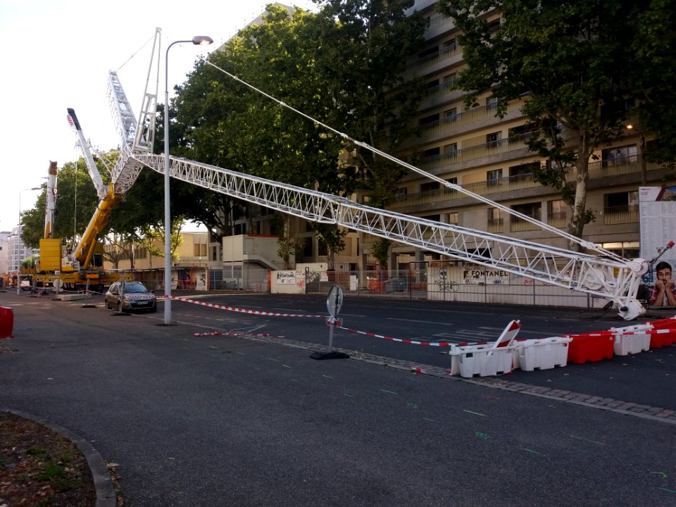 Lyon 7e - Boulevard Yves Farge - Grande grue mobile au repos