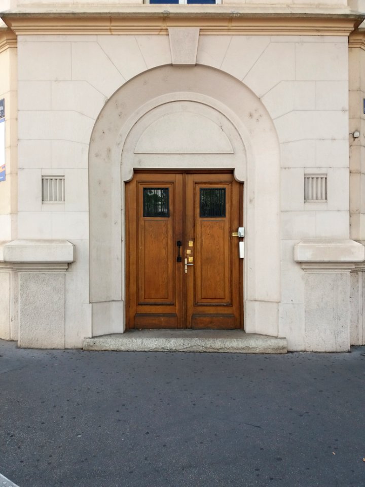 Lyon 7e - Cours Gambetta, porte de la Mission africaine, à l'angle avec la rue Pierre Robin