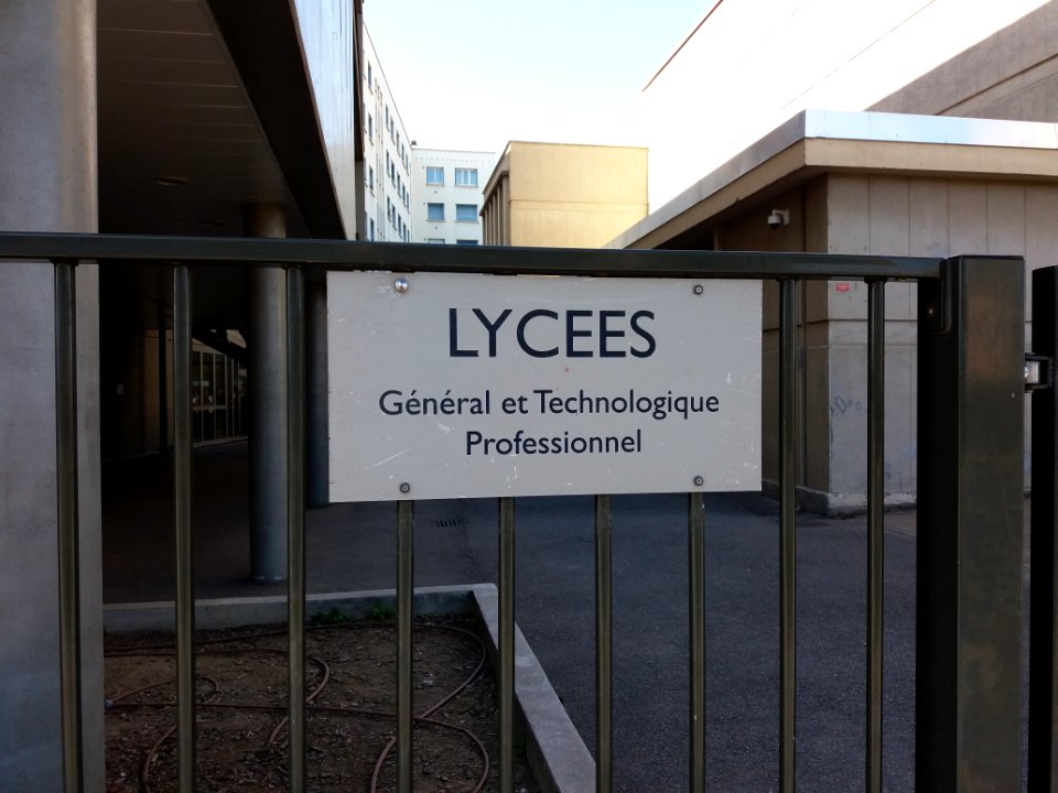 Lyon 7e - Boulevard des Tchécoslovaques, groupe scolaire Chevreul-Lestonnac, plaque lycées
