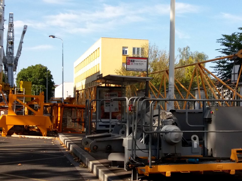 Lyon 7e - Boulevard Yves Farge - Élements de grue démontée