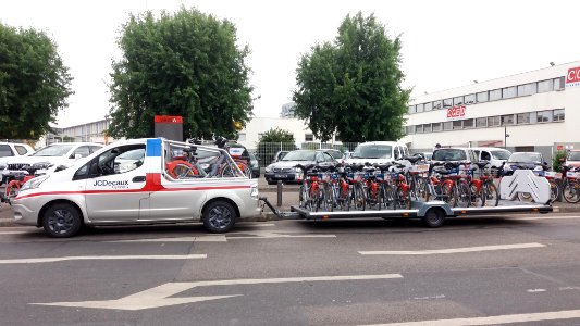 Lyon 7e - Boulevard Yves Farge - Voiture Cyclocity, devant la station Vélo'v 7030