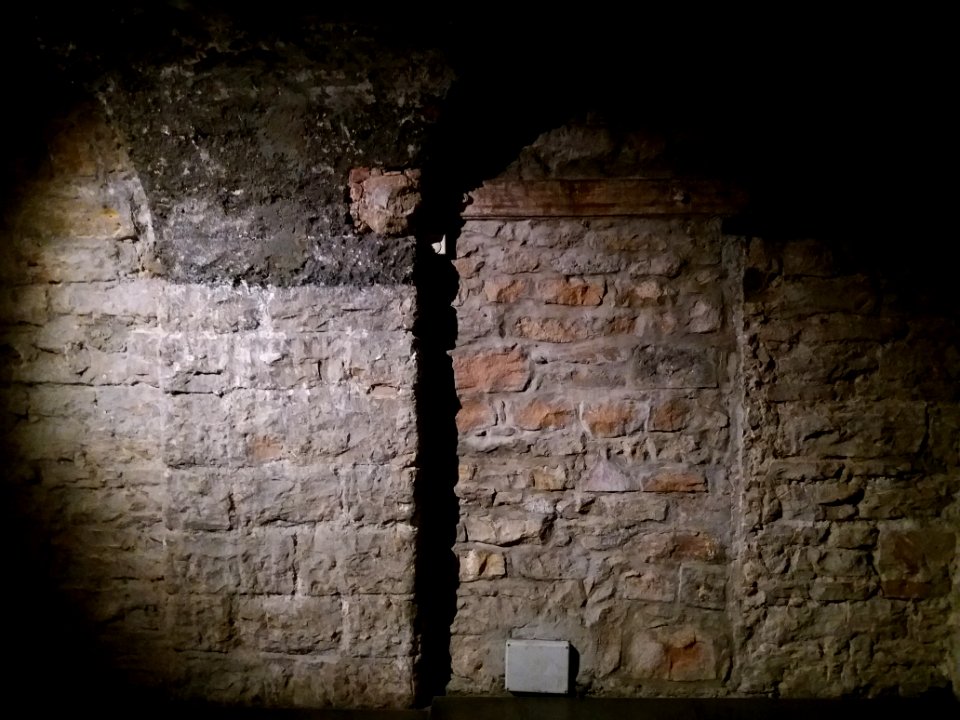Lyon 7e - Centre d'Histoire de la Résistance et de la Déportation, un mur dans grande salle du sous-sol