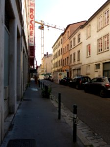 Lyon 7e - Rue Chalopin, vers le sud, une grue à l'angle de la rue Saint-Michel