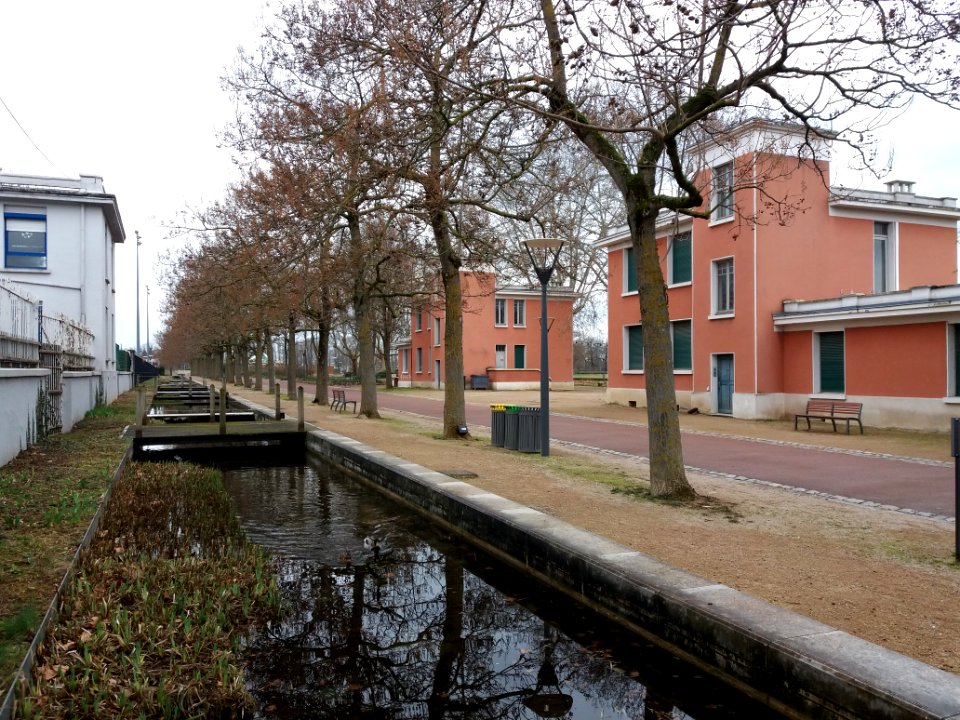 Lyon 7e - Parc de Gerland, rue Louis Broussas, depuis la rue Jean-Pierre Chevrot