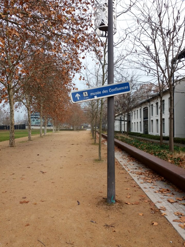 Lyon 7e - Parc de Gerland, panneau musée des Confluences à 7 mn