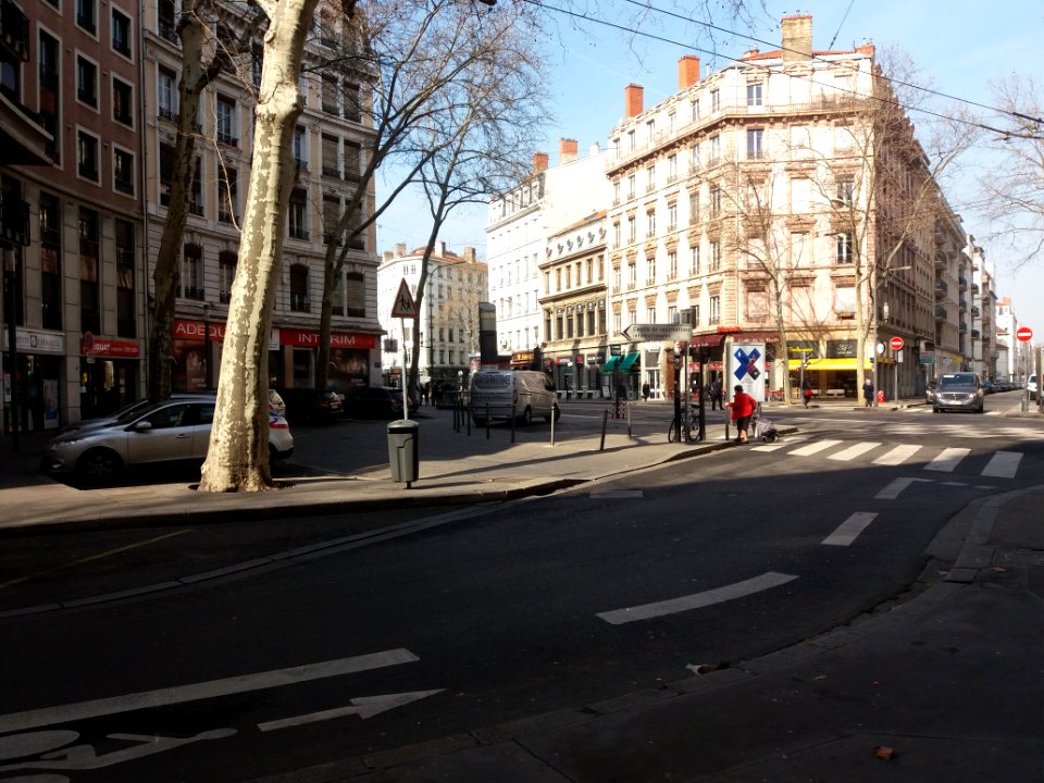 Lyon 7e - Place Victor Basch, depuis la rue Jean-Marie Chavrant