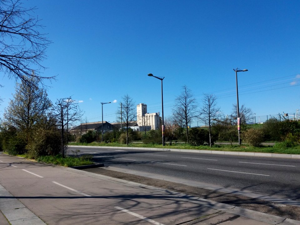 Lyon 7e - Boulevard Chambaud de la Bruyère, côté sud, vue sur le port Édouard Herriot