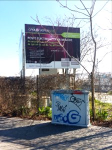 Lyon 7e - Boulevard Chambaud de la Bruyère, armoire de rue et affiche Poste électrique de la Mouche