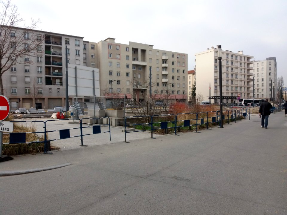 Lyon 7e - Place Geneviève De Gaulle Anthonioz, depuis l'angle nord-est