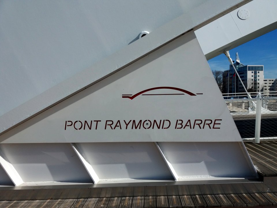 Lyon 7e - Pont Raymond Barre, nom et logo sur un pilier