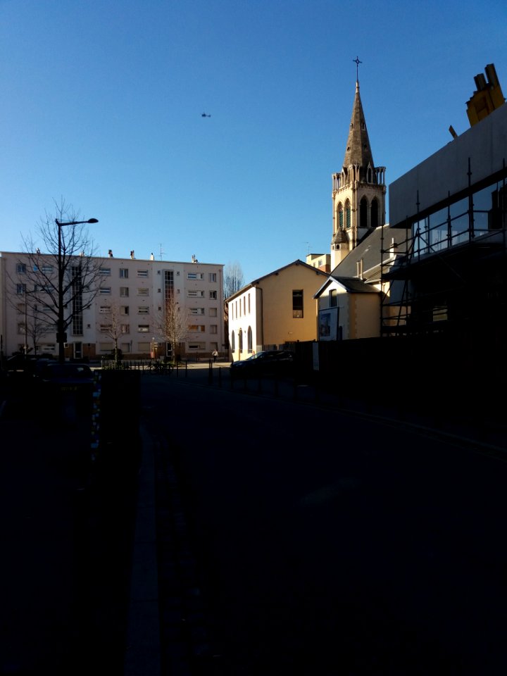 Lyon 7e - Rue Clément Marot, église Notre-Dame des Anges et hélicoptère de la gendarmerie nationale