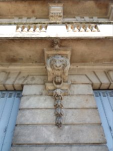 Lyon 7e - Quai Claude Bernard, immeuble 1900 au numéro 29, lion entre deux fenêtres