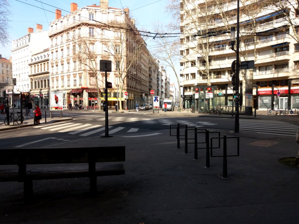 Lyon 7e - Place Victor Basch, en direction de la rue Vendôme