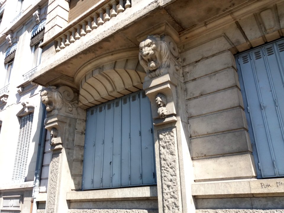 Lyon 7e - Quai Claude Bernard, immeuble 1900 au numéro 29, lions autour d'une fenêtre